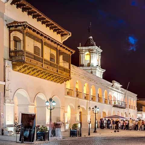 Fijne terrasjes aan het centrale plein van Salta Foto Salta, noordwesten Argentinië